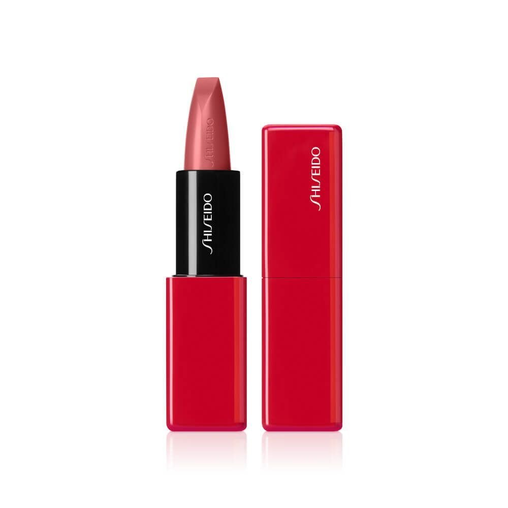 Adding a sweet aftertaste with lipstick and blush is a must-have for Valentine’s Day