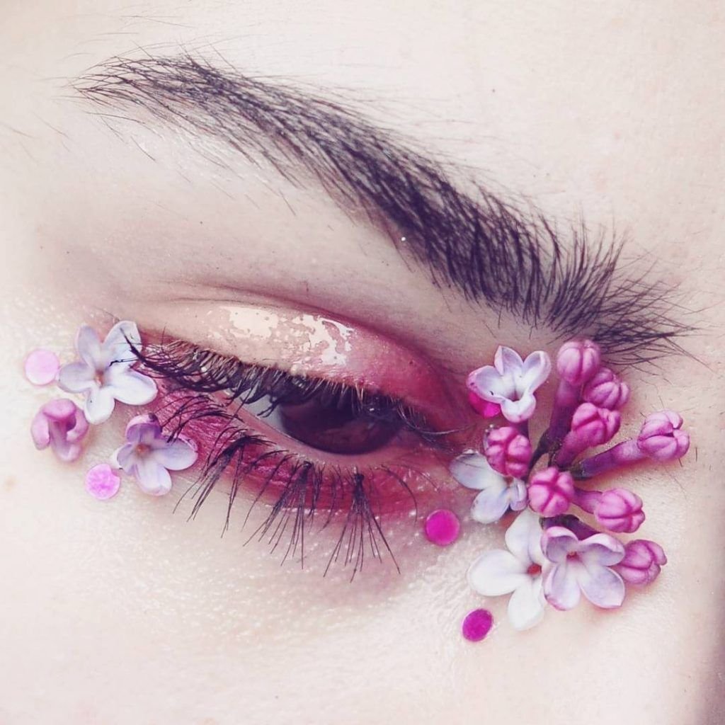 Suggestions for unconventional eye makeup with summer floral patterns