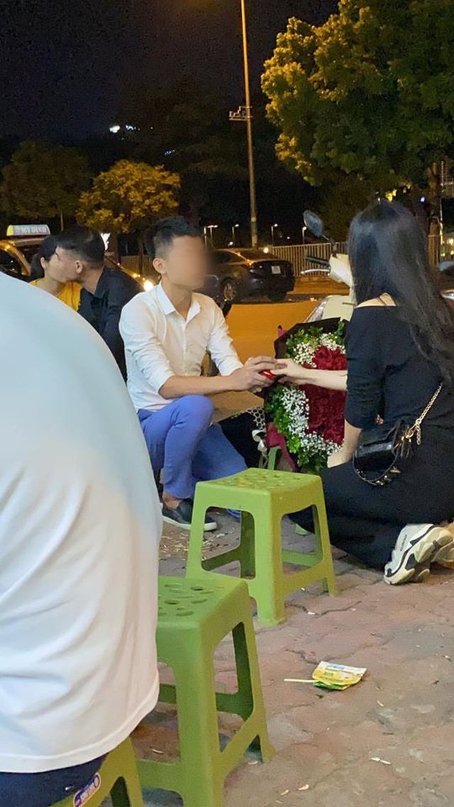 Clip: A young man knelt down and proposed to a girl on the sidewalk. When he was rejected, he immediately left the ring behind and walked away, causing a stir in the online community.